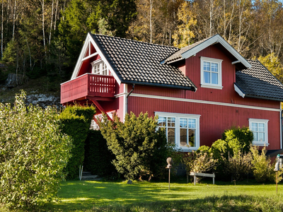 Enebolig i landlige men sentrale omgivelser - carport og hyggelige uteplasser!