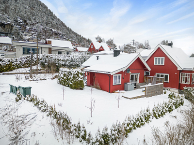 Enebolig med alt på en flate - beliggende i et etablert boligområde. Terrasse og hage. Carport. Ca. 15 min til Drammen.