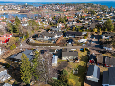 Enebolig med mange muligheter i en blindvei. Stor tomt. Svært idyllisk og barnevennlig område.