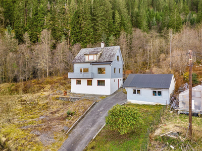 Enebolig med nydelig utsikt over Lonevåg. Oppussingsobjekt med flott uteområde og frittstående garasje.