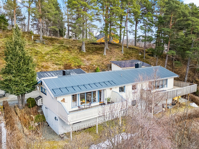 Familievennlig vertikaldelt tomannsbolig i attraktivt område. Vestvendt terrasse og hage. Varmepumpe og vedovn.