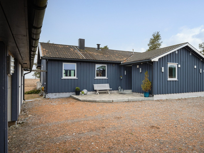 Fin enebolig med landlig beliggenhet på Arneberg med gang- og sykkelsti inn til Flisa - Uthus med carport!