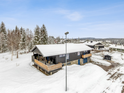 Fin og velholdt enebolig med barnevennlig beliggenhet på Nordre Kirkeberget - Bad fra 2020 - Garasje og carport