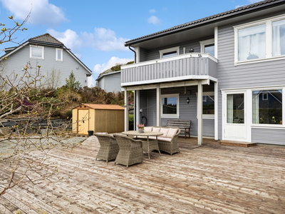 Flott 3-roms leilighet med god planløsning. Stor og solrik markterrasse. Parkering m/elbillader. Barnevennlig område.