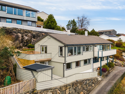 Flott del av tomannsbolig i nydelige omgivelser. Herlig utsikt og pent opparbeidede uteplasser. Parkering m/ elbillader.