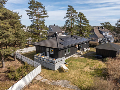 Flott familiebolig i rolig og etablert boligområde på Løveåsen. Vesentlig oppgradert senere år! 4 soverom