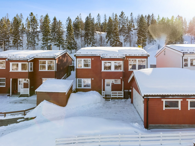 Frittliggende enebolig over to plan med 3 soverom og garasje.