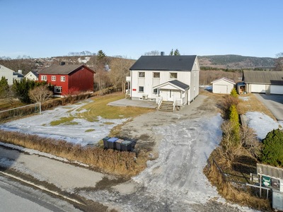 Guldbergaunet - Innholdsrik enebolig like ved butikk og skole. Romslig eiendomstomt. Gangavstand til sentrum.