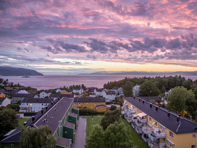 Herlig 3-roms hjørneleilighet i 8.etasje - Fjordutsikt fra alle vinduer - Sørvendt balkong - Lave kjøpsomkostninger