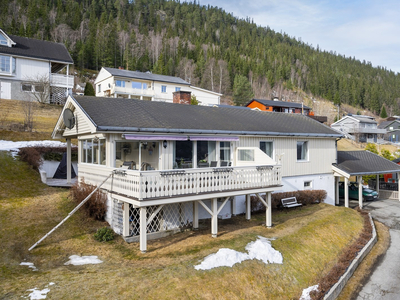 HJELLUM - Romslig, innholdsrik og velholdt boligeiendom med flott utsikt over Otta. Carport og innglasset veranda.