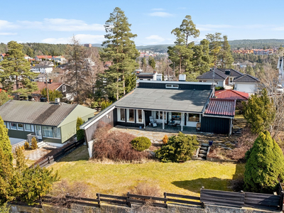 Horisontaldelt tomannsbolig beliggende på høydedrag | Stor terrasse og hagedel | Balkong | Peis | Modernisering |Garasje