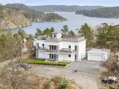 Idyllisk beliggende enebolig fra 2018 med utleieleilighet, takterrasse, hage og vakker utsikt - Dobbel garasje