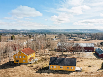 Idyllisk gårdstun med sentral beliggenhet i Stange - Muligheter for leieavtale av tilgrensende jord/beitemark