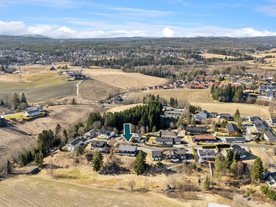 Innholdsrik enebolig 1,4 km fra Ask sentrum | Oppgraderingsbehov | Garasjeplass | Inngang til kjeller | 2,1 mål tomt |