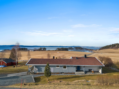 Innholdsrik enebolig med fantastisk utsikt. Svært gode solforhold. Stor tomt på hele 1832 m².