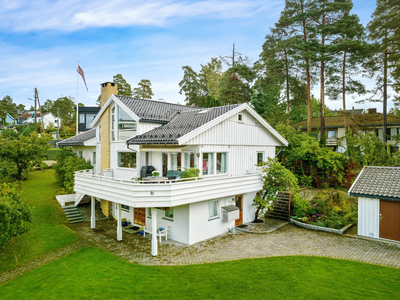 Innholdsrik enebolig på 320 m² med stor og frodig hage. Egen inngang i u.etg. Utsikt. Dobbelgarasje.