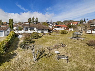 Innholdsrik enebolig på stor og solrik tomt i barnevennlige omgivelser - 3 soverom - Garasje - drivhus - stor terrasse.