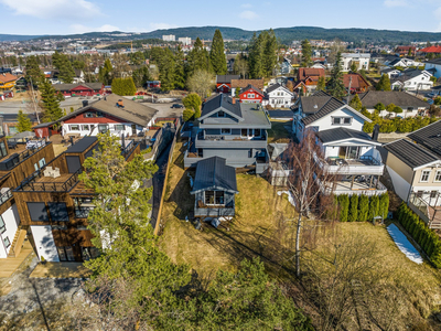 Innholdsrik familiebolig på 1123m² tomt m/ innredet uthus og dbl.garasje | Betydelig oppgradert i 18/19 | Rett ved marka