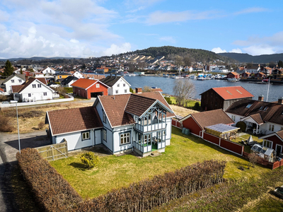 Innholdsrik og koselig familiebolig oppført over tre etasjer. Meget populært område. Garasje. Solrikt. Utsikt til elven!