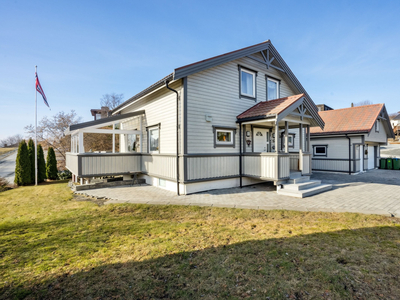 Innholdsrik og velstelt 4-roms enebolig i barnevennlig område med terrasse og garasje