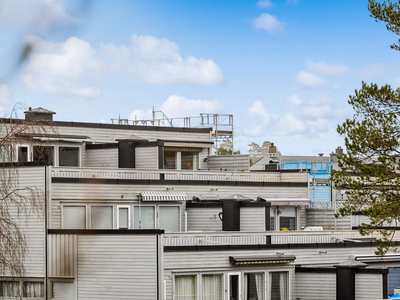 Innholdsrik toppetasje terrasse leilighet med fantastiske solforhold innerst i en blindvei - Parkering i lukket anlegg