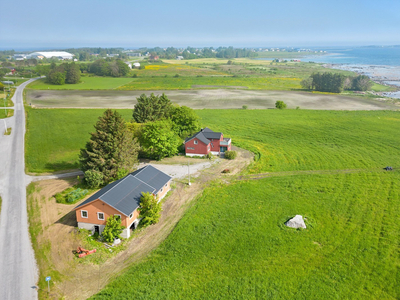 Landbrukseiendom med strandlinje | Tomt på ca. 89 daa | Naust | Garasje/lagerbygning på 172 m²