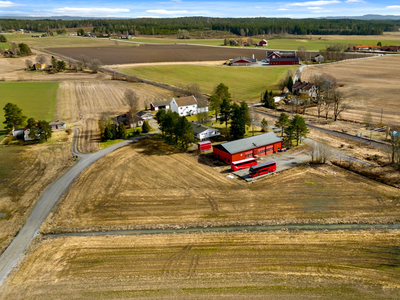 Landlig og idyllisk tun med godt utviklingspotensiale - Tomt på hele 9,3daa! - Enebolig på 258kvm - Verksted på 334kvm!