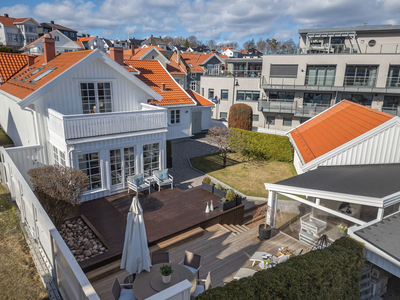 Langestrand - Innholdsrik, vesentlig oppgradert enebolig med dobbelgarasje. Herlige uteplasser, 2 bad, 3 stuer, 4 sov.