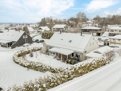 Lekker halvpart av tomannsbolig i utkanten av Stange sentrum. 3 soverom, 2 toaletter, 2 stuer. Garasje og flat hage.