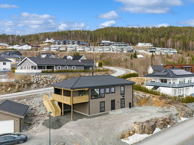 Lekker Nyoppført enebolig (lav dokumentavgift) med flott utsikt og gode solforhold. Barnevennlig.