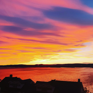 Lekker, vestvendt oppusset 4-roms terrasseleilighet med panoramautsikt, stor solrik usjenert terrasse og garasjeplass.