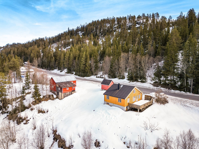 Lite småbruk med ca 7 daa eiendom i hyggelige omgivelser, med enebolig og uthus. Oppgraderingbehov og stort potensiale.