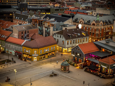 Loftsleilighet med hems og utsikt til elva. Nylig oppusset og påkostet. Rett ved brygga, gangavstand til alt i byen.