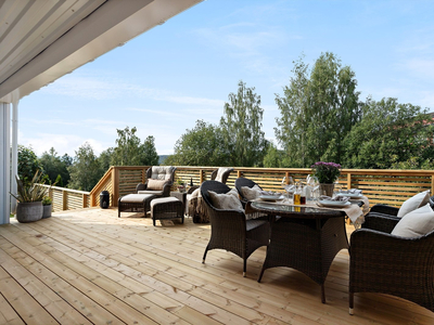 Luftig enderekkehus m/ terrasse (39m2), balkong (14m2) og innbydende uteareal. Svært barnevennlig område. Carport.