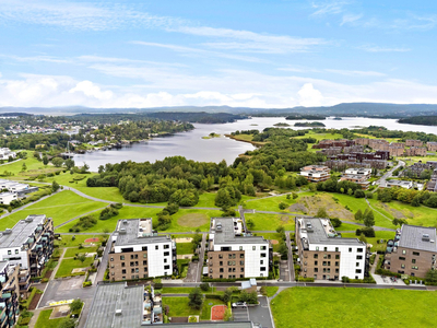 Lys 4-roms selveier - stor terrasse på 23 kvm - bad + toalettrom - garasje m/heis - bilfritt - sjønært