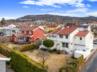 Lys, fin og innholdsrik halvpart tomannsbolig | Solrikt uteområde med hage og terrasse | Attraktivt og barnevennlig