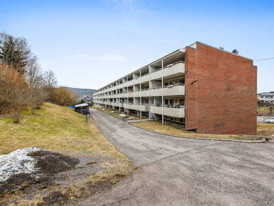 Lys og tiltalende 2-roms leilighet med stor innglasset balkong, peis og garasjeplass. Leiligheten har gjennomgående god