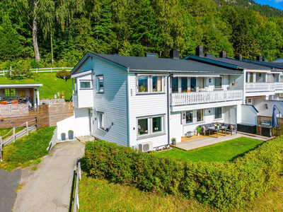 Meget pen endeleilighet helt inntil markagrensen. Trappefri adkomst. Stor terrasse og solri hage med naturskjønn utsikt.