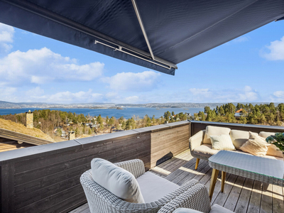 Moderne funkisbolig med takterrasse og fantastisk utsikt mot fjorden og Oslo. Carport og hyggelige uteområder.