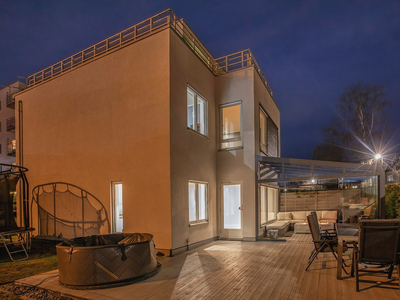 Moderne påkostet townhouse m/hage og terrasse. Solrik takterrasse m/flott utsikt. Skjermet og barnevennlig. Garasjeplass