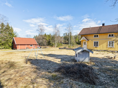 Nesoddhøgda: Solrikt og sentralt småbruk med 26 mål tomt. Nær badestrender, turområder, ridesenter, buss og butikk.