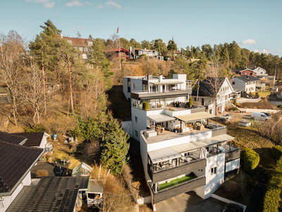 NORDSTRAND/LJAN: Moderne 3-roms terrasseleilighet m/23kvm terrasse. Garasjeplass. Heis. Oppusset 2022/23. Flott utsikt.