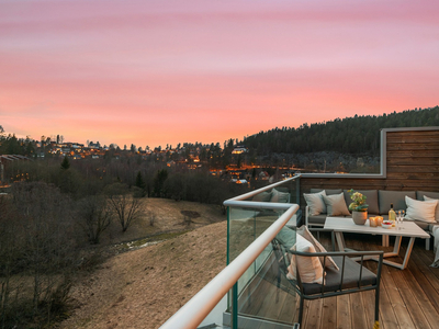 NYDELIG OG IDYLLISK FAMILIEREKKEHUS MED HØY STANDARD FRA 2019 - TAKTERRASSE - HAGE - BALKONG - 4 SOVEROM - CARPORT