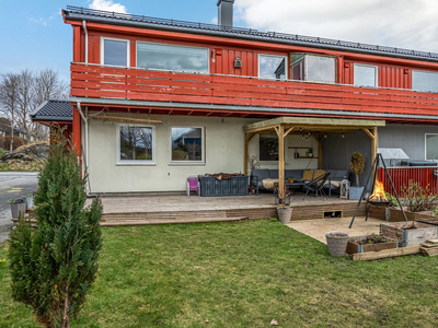 Nydelig rekkehus med 4 soverom, nytt bad og en fantastisk terrasse med pergola og plen