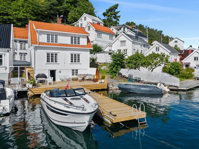 Nyrenovert Sørlandshus med strandlinje og romslig brygge i sentrum! Ingen boplikt