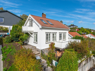 Pent & tradisjonelt sørlandshus med utsikt og gangavstand til sentrum. Opparbeidet uteplass & hage. Garasje i rekke.