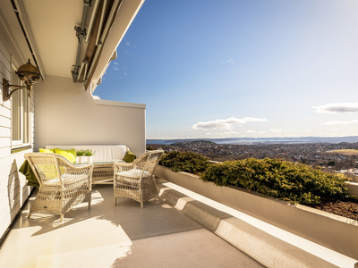 Perfekt beliggende leilighet m/fantastisk panoramautsikt - Optimale solforhold - Terrasse & balkong - Garasje