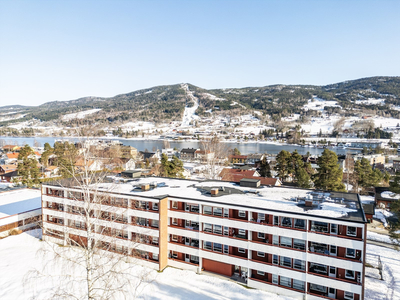 Sentralt beliggende 2-roms toppleilighet med moderniseringsbehov |4. etasje med heis | P-plass i garasjeanlegg.