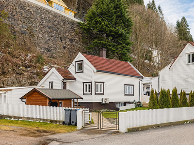 Sjarmerende enebolig med idyllisk uteområde. Umiddelbar nærhet til sjø, busstopp og ca. 5 min til Horisont!