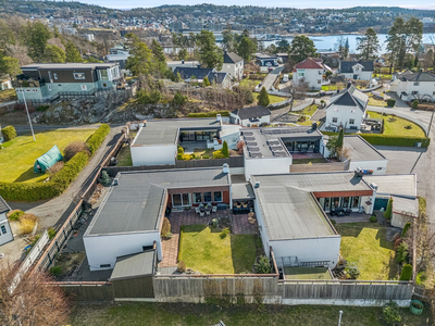 Spennende, stort og innholdsrikt atriumhus i funkisstil. Bynær og sjønær beliggenhet. Solrik og usjenert hage. Garasje.